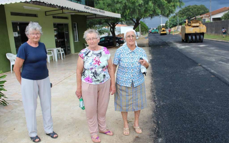 Prefeitura realiza recape asfáltico na Vila das Flores