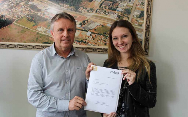 Adelmo recebe abaixo assinado de moradores e empresários do ramo turístico