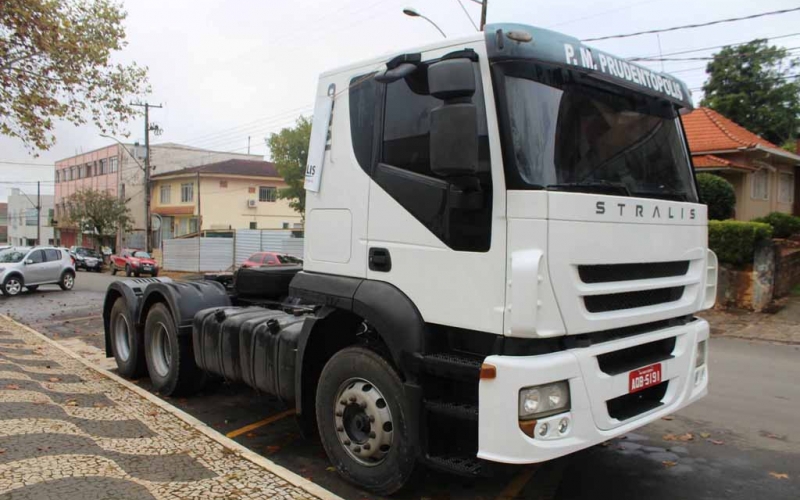Prefeitura adquire caminhão para transporte de máquinas pesadas