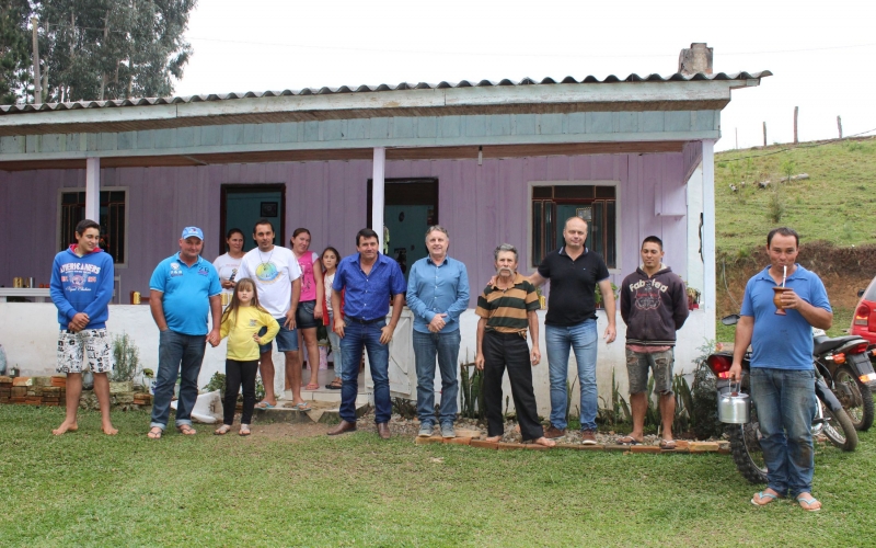 Prefeito Adelmo visita comunidade de Patinhos e acompanha de perto as obras de cascalhamento.