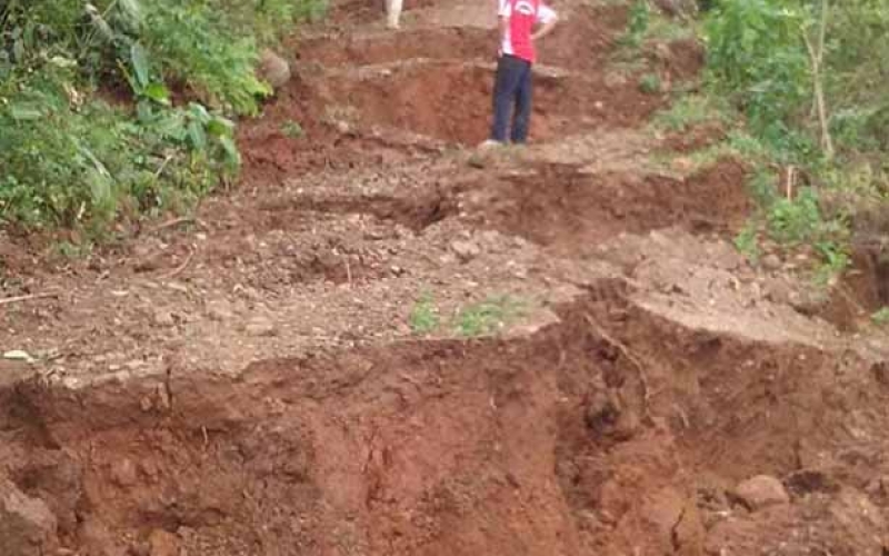 Chuvas danificam estradas rurais e dificultam reparos e manutenção: operações de emergência ocorrerão durante este fim d
