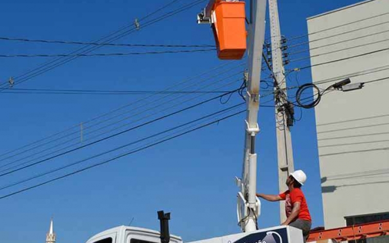 Iluminação Pública: Prefeitura economiza quase 1 milhão com a compra de novo caminhão para serviços de iluminação públic