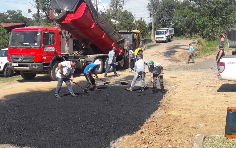 Prefeitura realiza operação tapa-buracos no distrito de Jaciaba