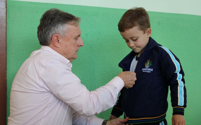 Preito Adelmo realiza entrega de uniformes em escolas da área urbana