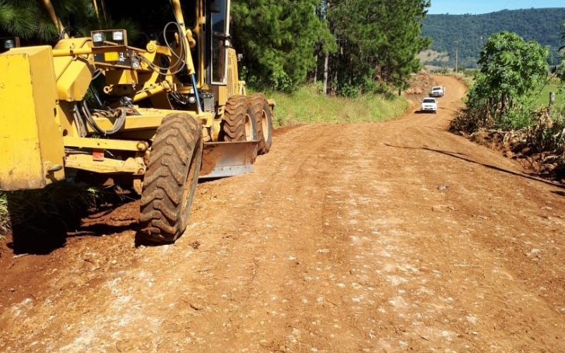 Estradas rurais recebem constante manutenção