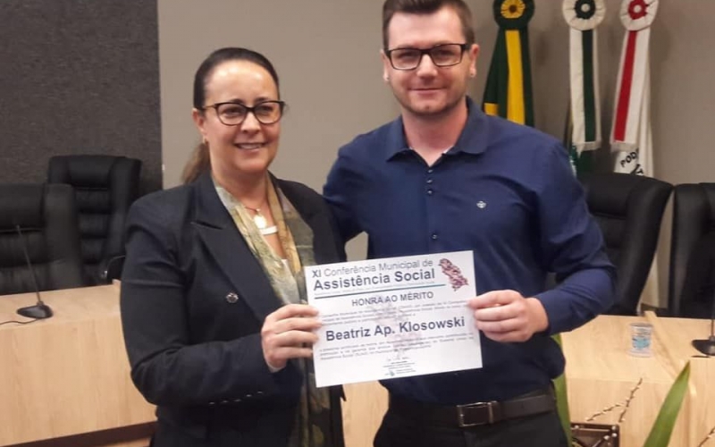 Secretária de Assistência Social recebe certificado de Honra ao Mérito