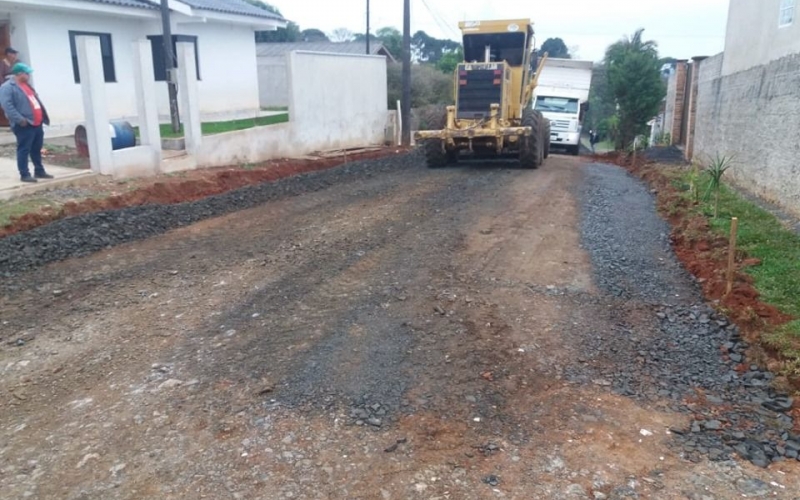 Secretaria de Transportes e Infraestrutura executa asfalto em bairros 