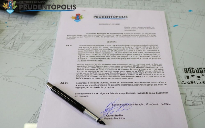 Hoje pela manhã (19) o Prefeito Osnei faz a  assinatura do decreto de desapropriação do terreno para a destinação do Par