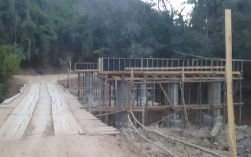 Prefeitura está construindo a maior ponte de concreto do município.