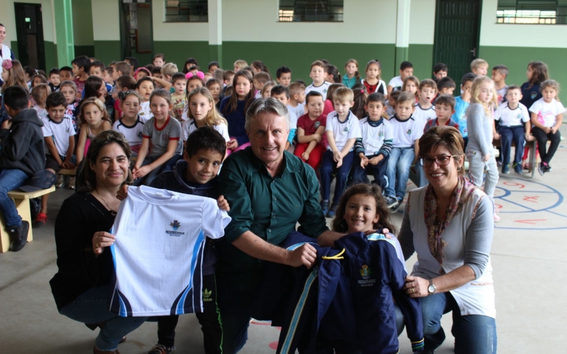 Prefeitura entrega uniformes escolares para os 4.815 alunos da rede municipal de ensino