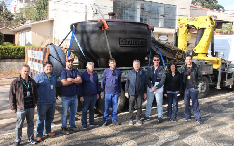 Panela de ferro de 12 toneladas chega a Prudentópolis para Festa do Feijão