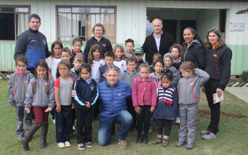 Prefeito Adelmo e vice Osnei visitam escolas da região norte.