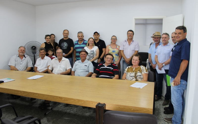 Moradores participam de reunião e assinam contrato de pavimentação asfáltica.